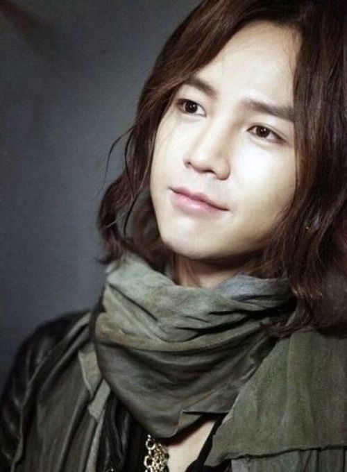 張根碩曬近照依舊帥氣迷人,原來之前變胖只因為他生病了